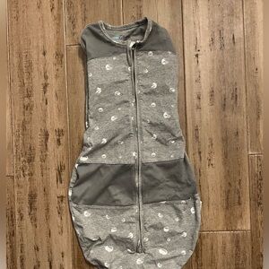 Happiest Baby Gray SleepPea Swaddle with Moon Pattern Size M